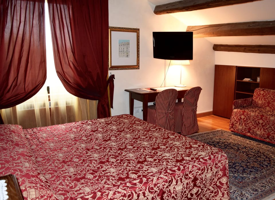 Junior Suite | Minibar, in-room safe, desk, WiFi (free)
