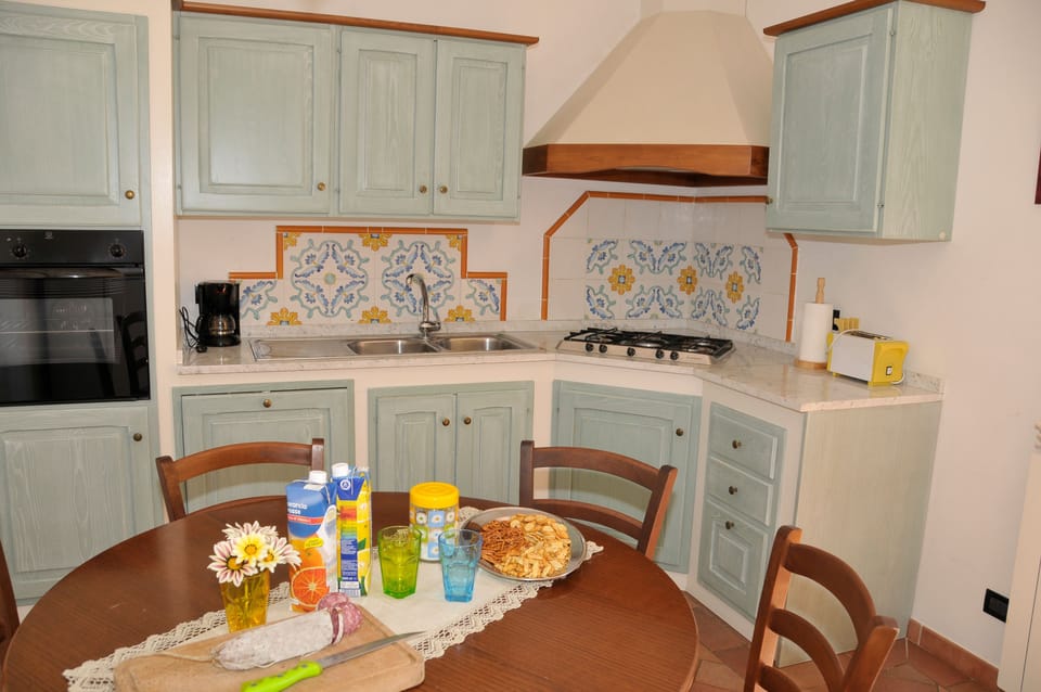 Apartment, 3 Bedrooms (Olivo) | Private kitchen | Full-size fridge, oven, stovetop, toaster
