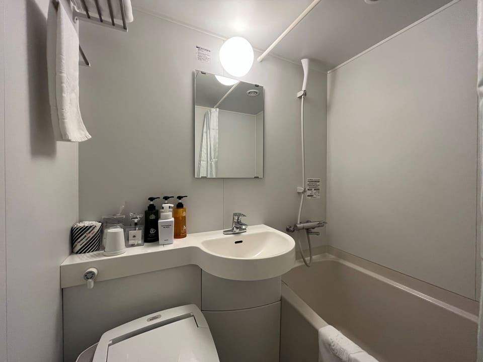 Combined shower/tub, deep soaking tub, free toiletries, slippers