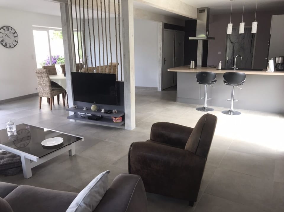 80-cm flat-screen TV with satellite channels, TV