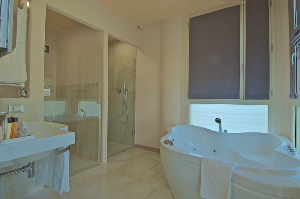 Suite | Jetted tub
