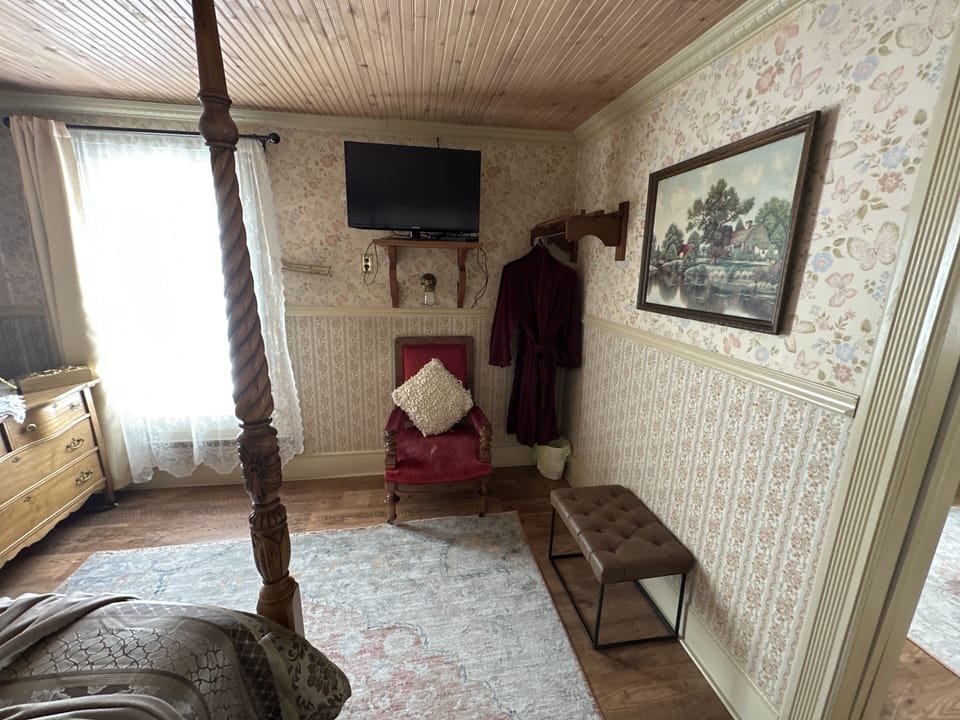 Suite, 1 Queen Bed with Sofa bed (Room 2) | Tempur-Pedic beds, individually decorated, individually furnished