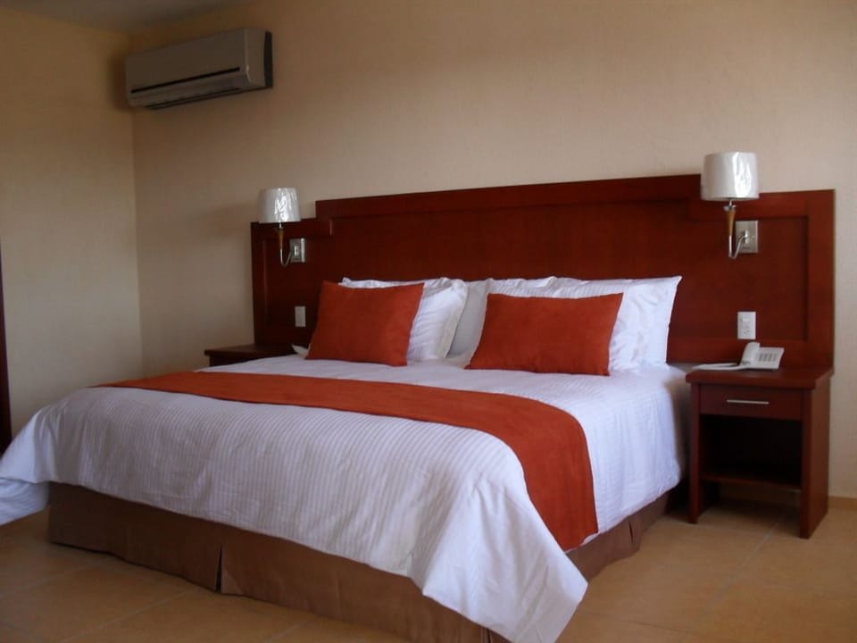 Presidential Suite, Terrace | Premium bedding, blackout drapes, WiFi (free), bed sheets