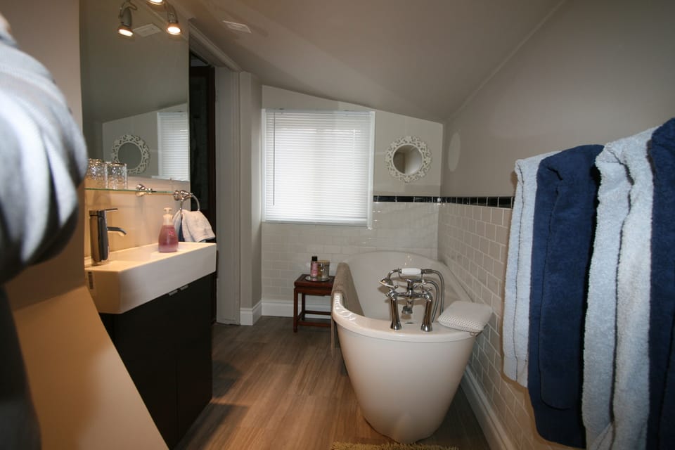 Room (Parisienne Room) | Bathroom | Free toiletries, hair dryer, towels