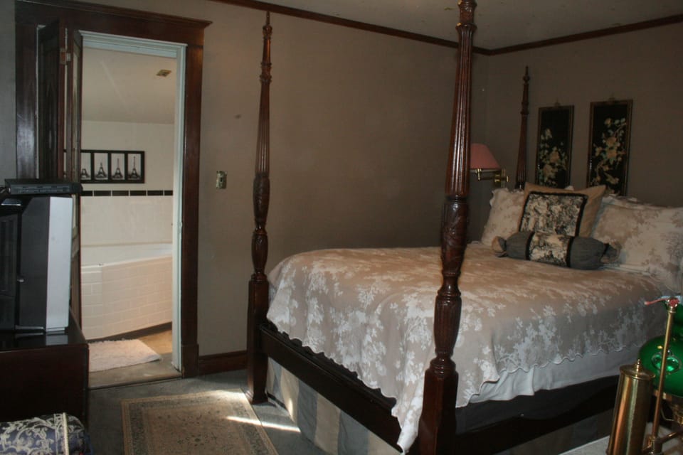 Room (Parisienne Room) | Down comforters, pillowtop beds, blackout drapes, iron/ironing board
