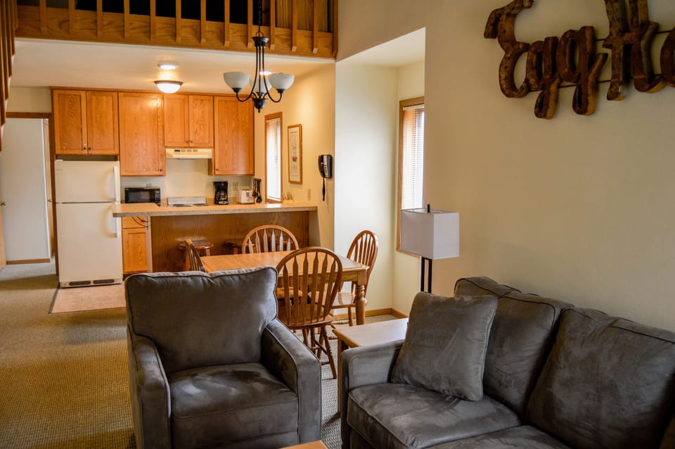 3 Bed Queen Loft/2 Queen Private 2 Bath (Navigator Loft  Outer) | Living area | 32-inch TV with cable channels
