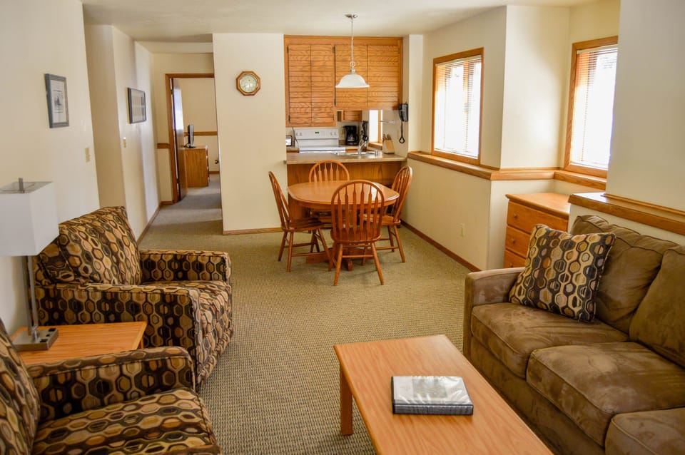 2 Bed King Private/Queen Private 1 Bath Outer (Navigator Outer) | Living area | 32-inch TV with cable channels