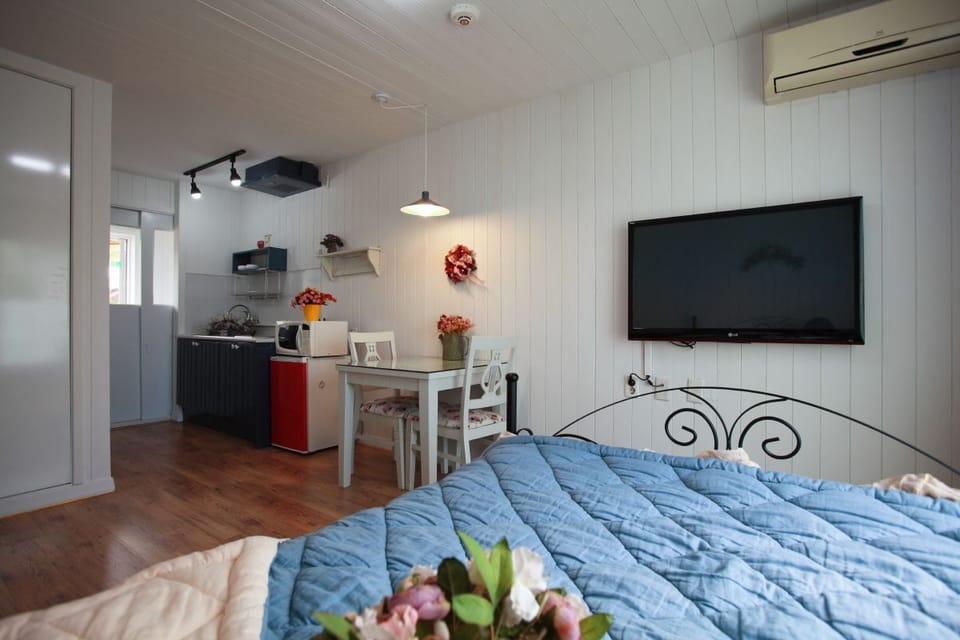 Standard Room, 1 Queen Bed | Premium bedding, desk, soundproofing, free WiFi