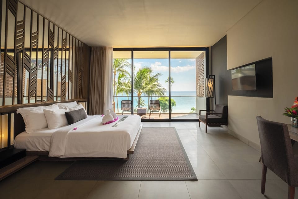 Premier King | Premium bedding, minibar, in-room safe, desk