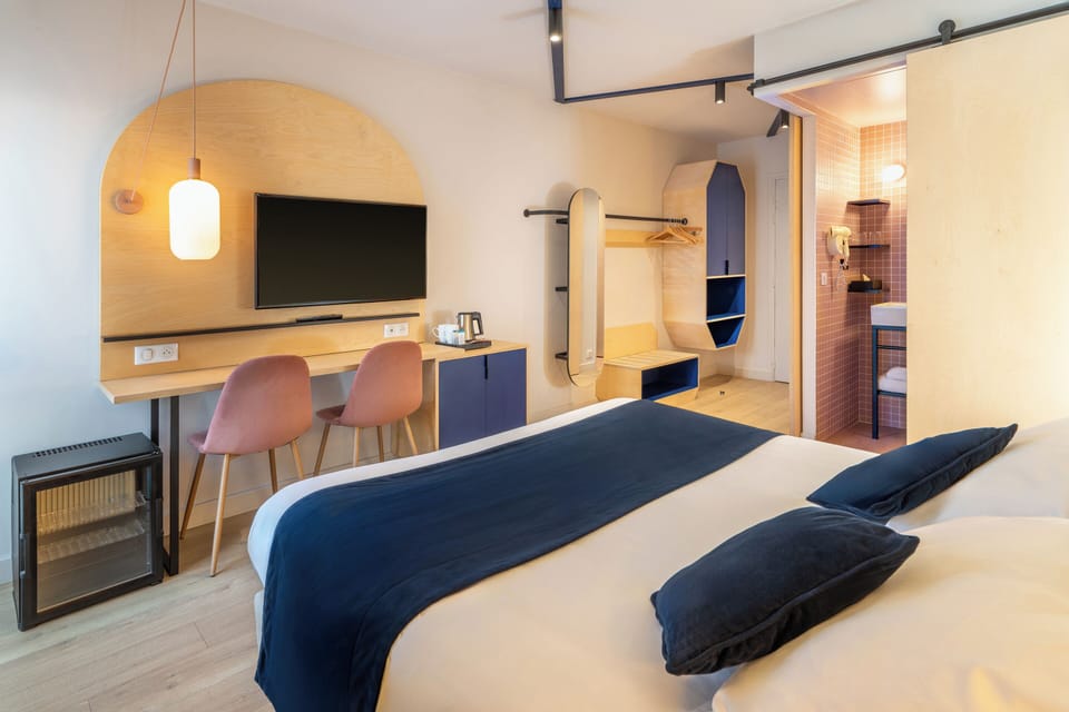 Superior Room, 1 Queen Bed, Non Smoking | Premium bedding, in-room safe, desk, blackout drapes