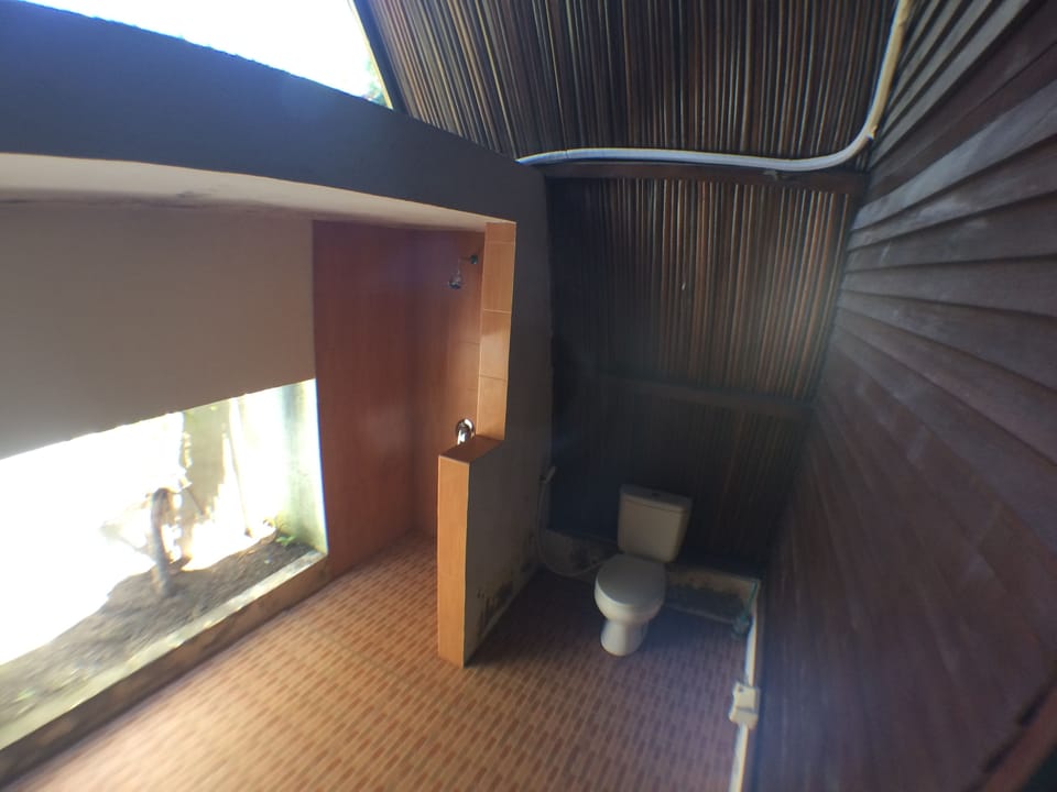 Lumbung Bungalow Beachfront | Bathroom | Shower, free toiletries, bidet, towels