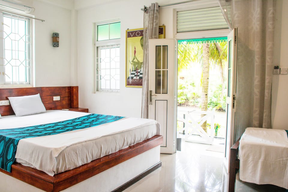 Deluxe Double Room | Desk, iron/ironing board (on request), WiFi (free), bed sheets