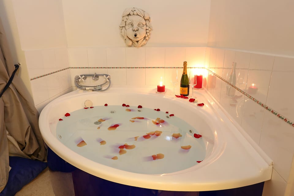 Deluxe Suite, 1 Queen Bed, Hot Tub | Bathroom | Shower, free toiletries, hair dryer, bidet