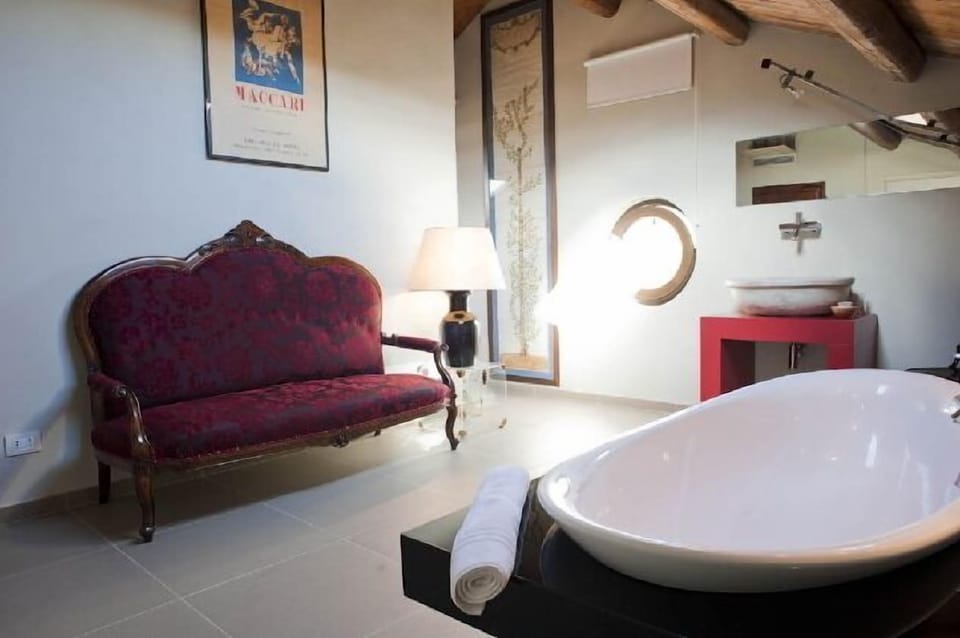 Shower, free toiletries, hair dryer, bidet