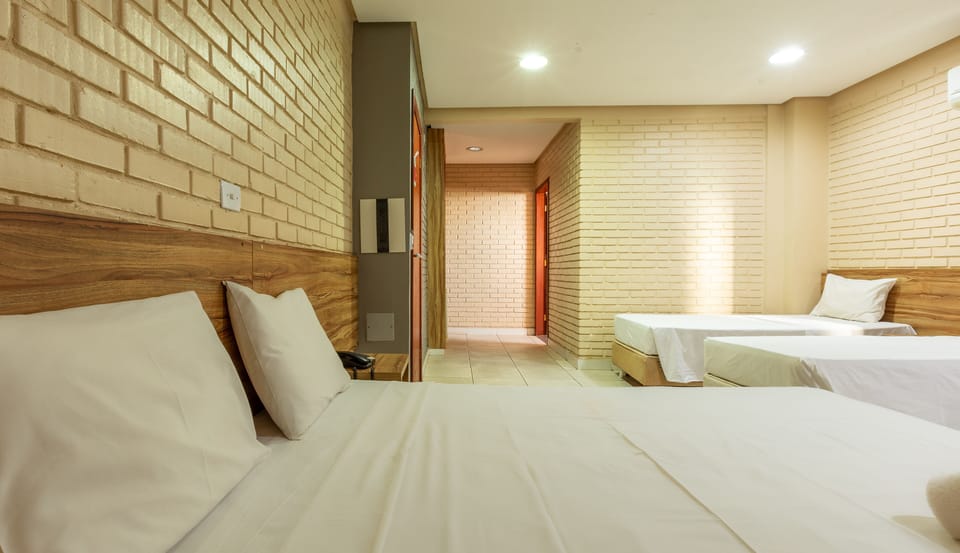 Apartamento casal +2 | Minibar, iron/ironing board, free WiFi, bed sheets