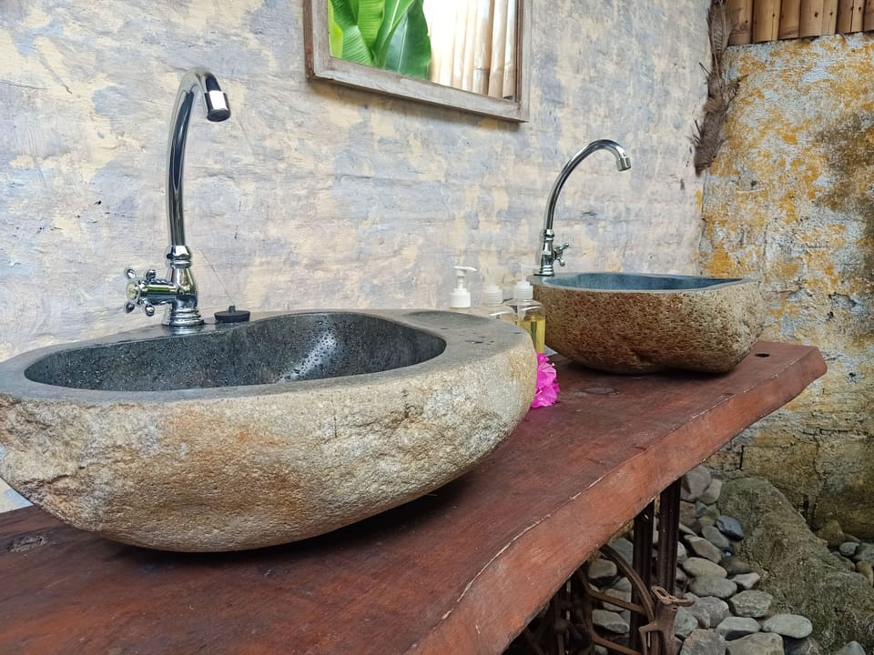 Luxury Double Room | Bathroom | Shower, free toiletries, bidet, towels