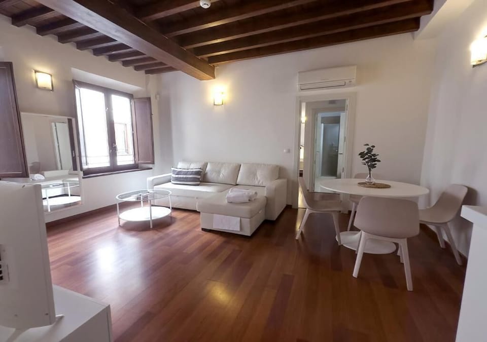 Luxury Apartment | Premium bedding, laptop workspace, blackout drapes, soundproofing