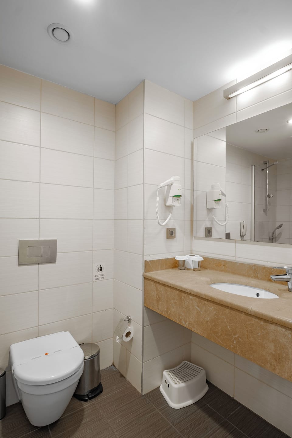 Deep soaking tub, free toiletries, hair dryer, slippers