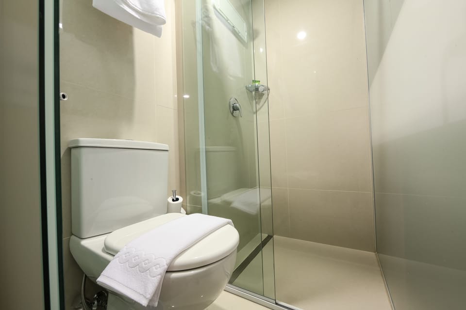 Standard Suite | Bathroom | Shower, free toiletries, towels
