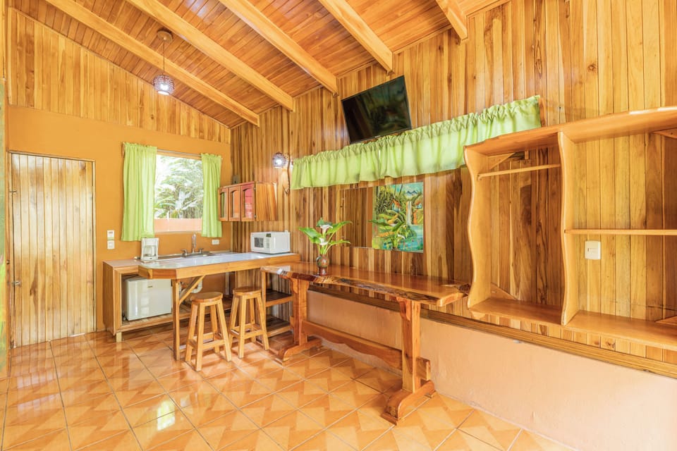 Family Cabin | Minibar, in-room safe, desk, soundproofing