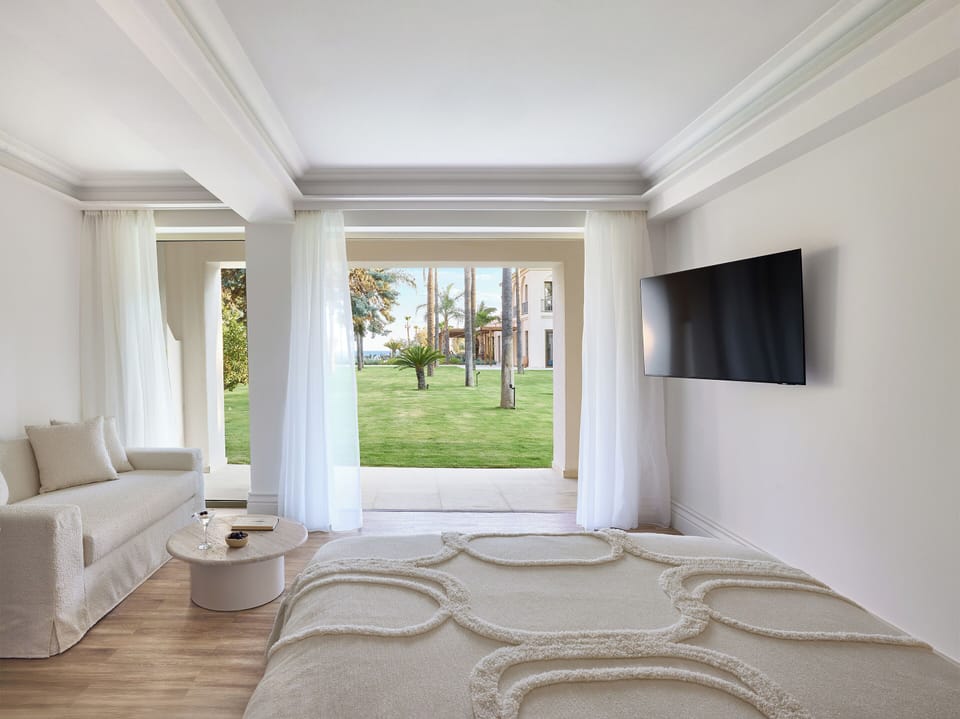 Deluxe Room Veranda | Minibar, in-room safe, desk, laptop workspace