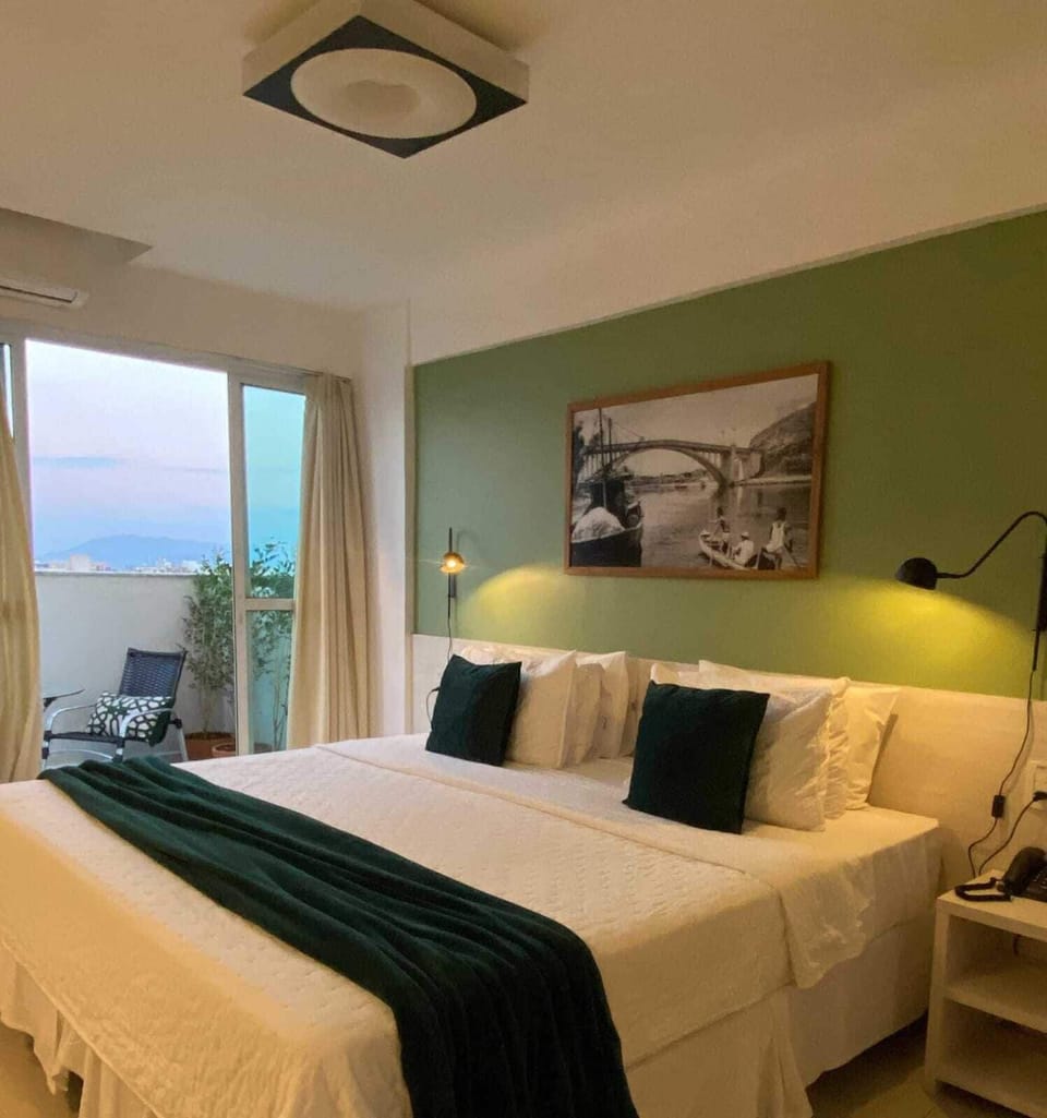 Deluxe Suite | Premium bedding, minibar, in-room safe, laptop workspace