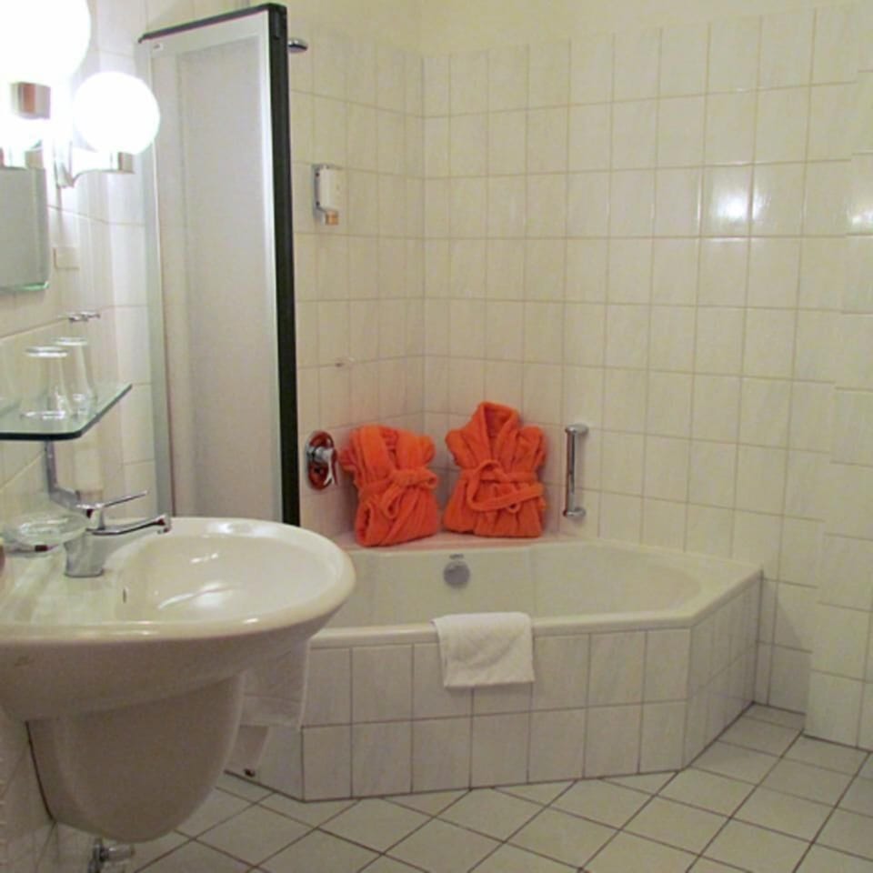 Comfort Double Room | Desk, blackout drapes, soundproofing, WiFi (free)