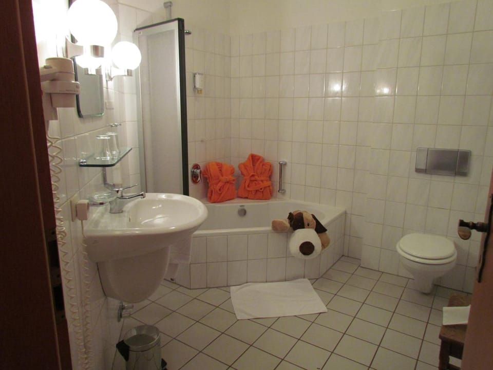 Deep soaking tub, free toiletries, hair dryer, towels