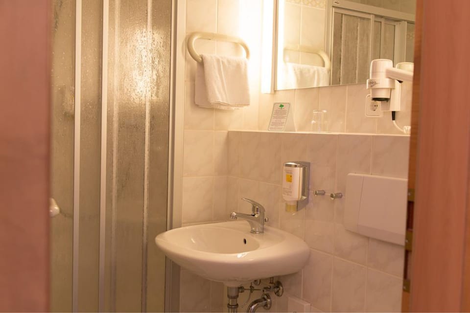 Studio, 1 Double Bed | Bathroom sink