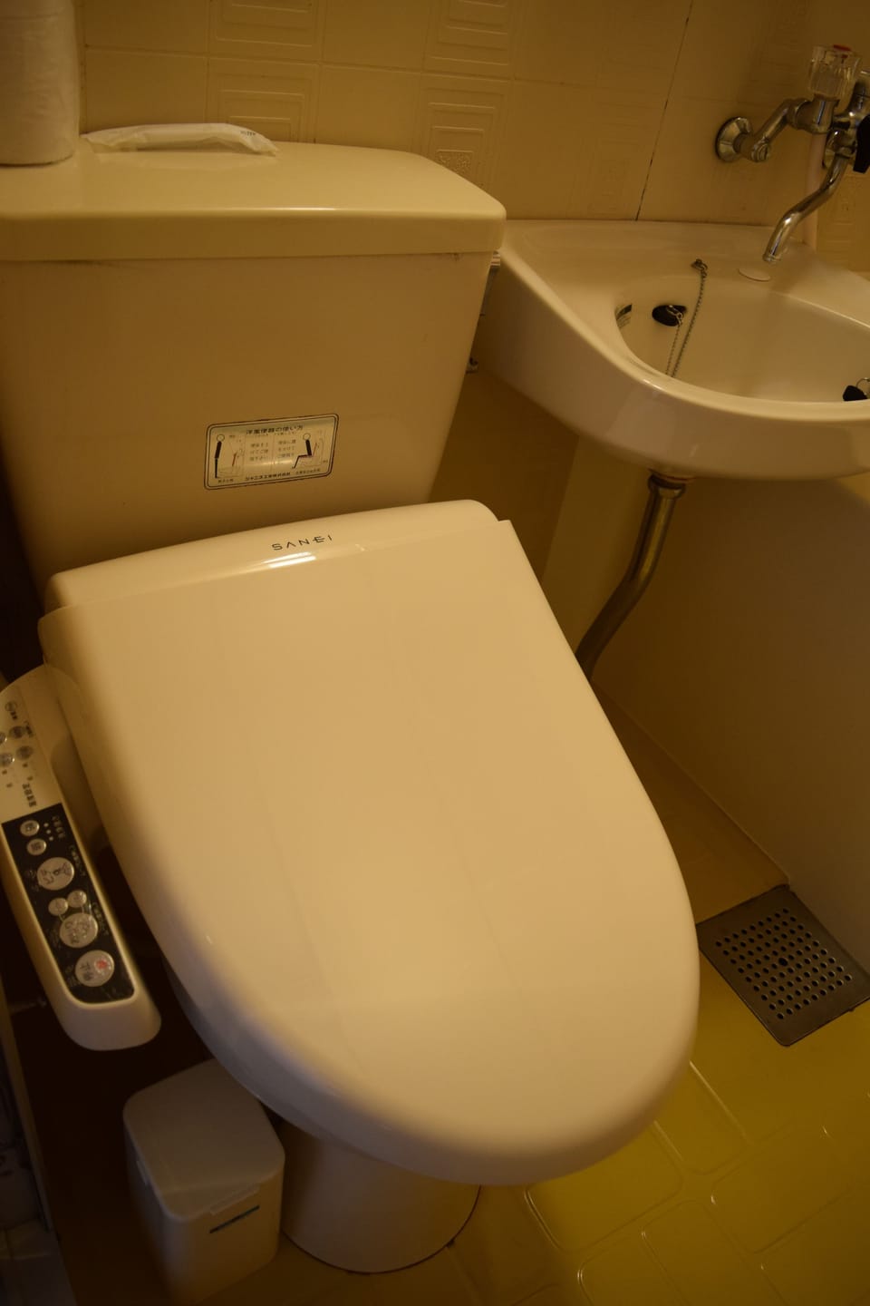 Combined shower/tub, deep soaking tub, free toiletries, hair dryer