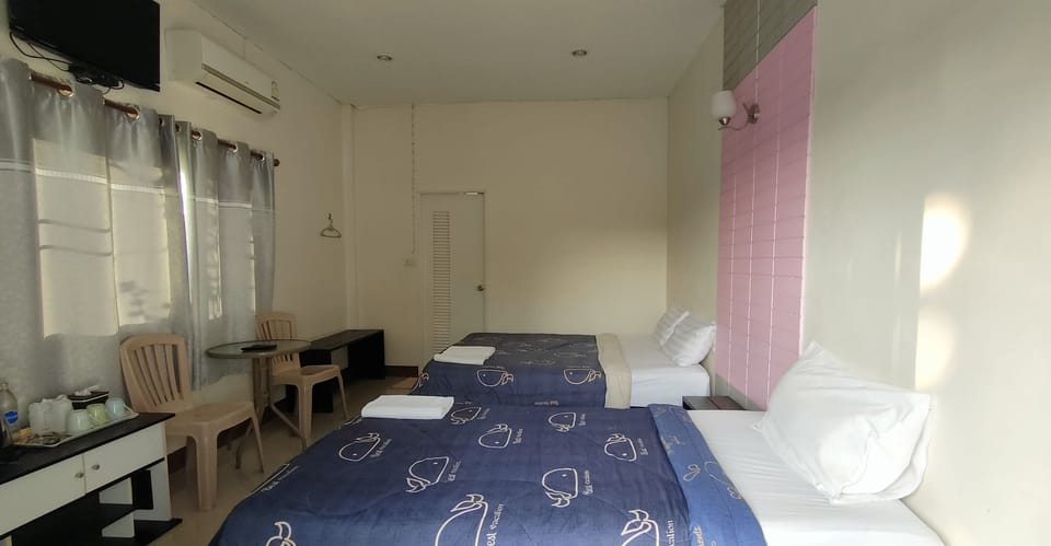 Deluxe Triple | Desk, free WiFi