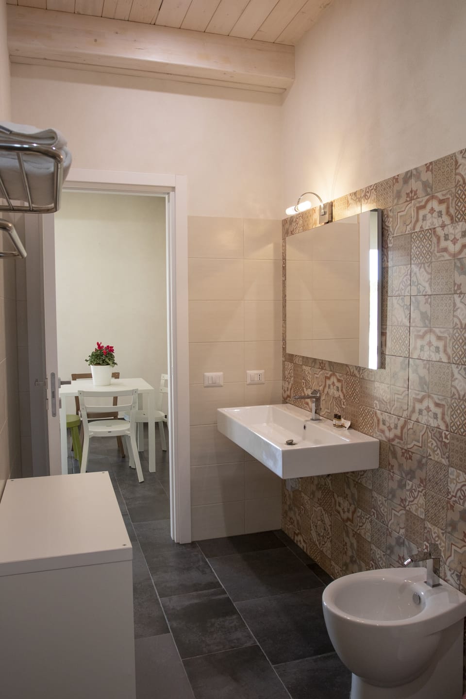 Deluxe Double Room, 1 Queen Bed, Balcony | Bathroom shower
