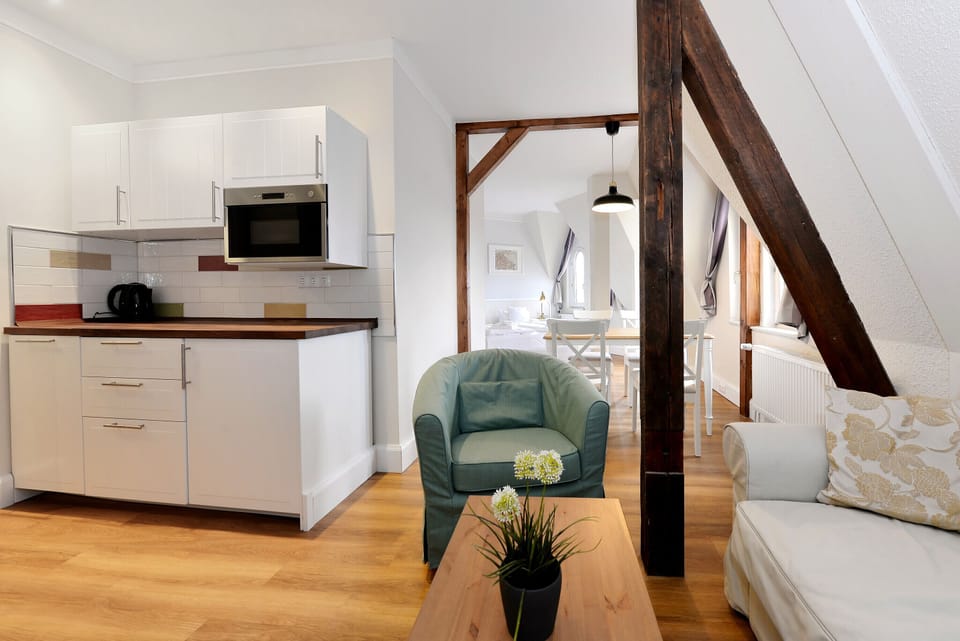 Suite | Bathroom | Shower, hair dryer, towels