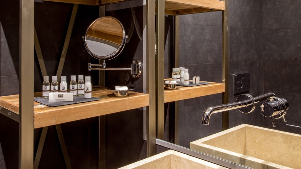 Suite | Bathroom | Shower, free toiletries, hair dryer, bathrobes