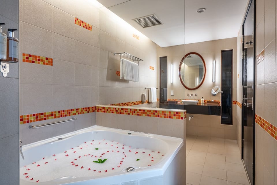Super Deluxe with Jacuzzi | Bathroom | Free toiletries, hair dryer, towels