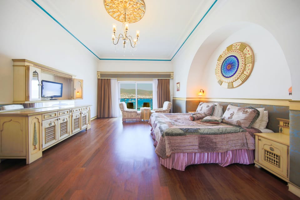 King Suite | Minibar, in-room safe, free cribs/infant beds, free WiFi
