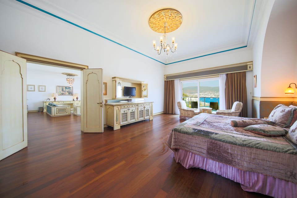 King Suite | Minibar, in-room safe, free cribs/infant beds, free WiFi