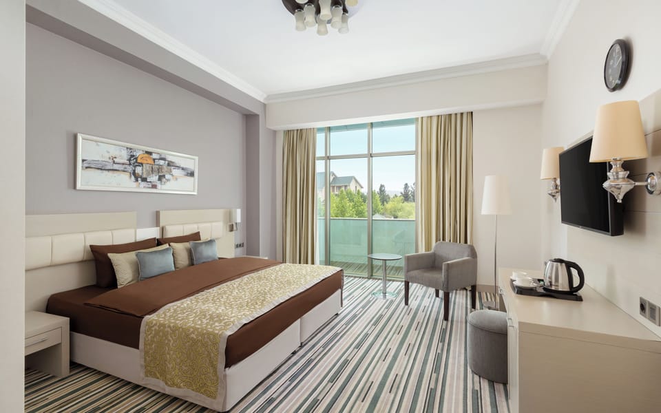 Standard King Room | Minibar, in-room safe, desk, soundproofing