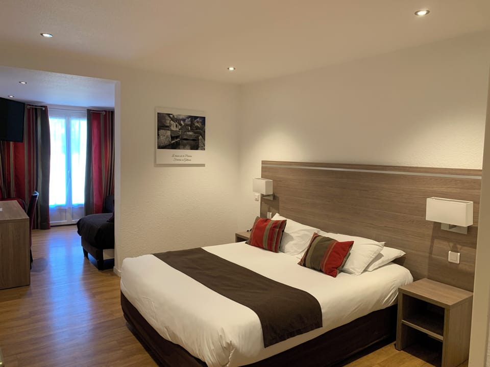 Family Room, Garden Area | Premium bedding, Select Comfort beds, desk, soundproofing