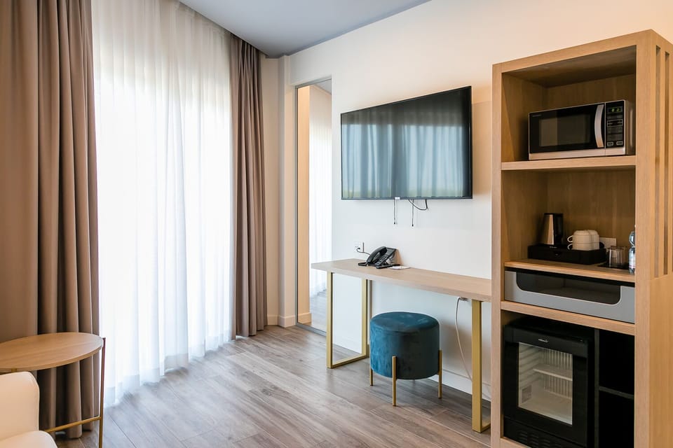 Panoramic Suite | Down comforters, in-room safe, free WiFi, bed sheets