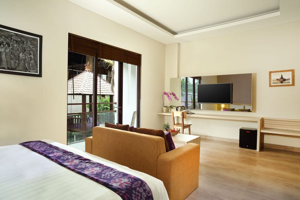 Suite | Minibar, in-room safe, iron/ironing board, free WiFi