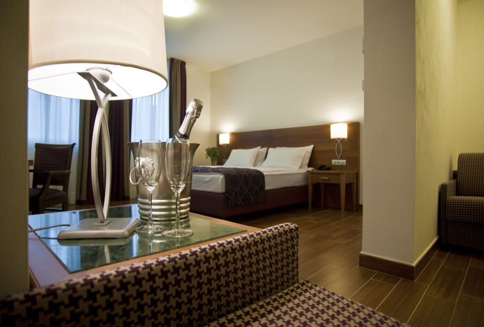 Premium bedding, minibar, in-room safe, desk