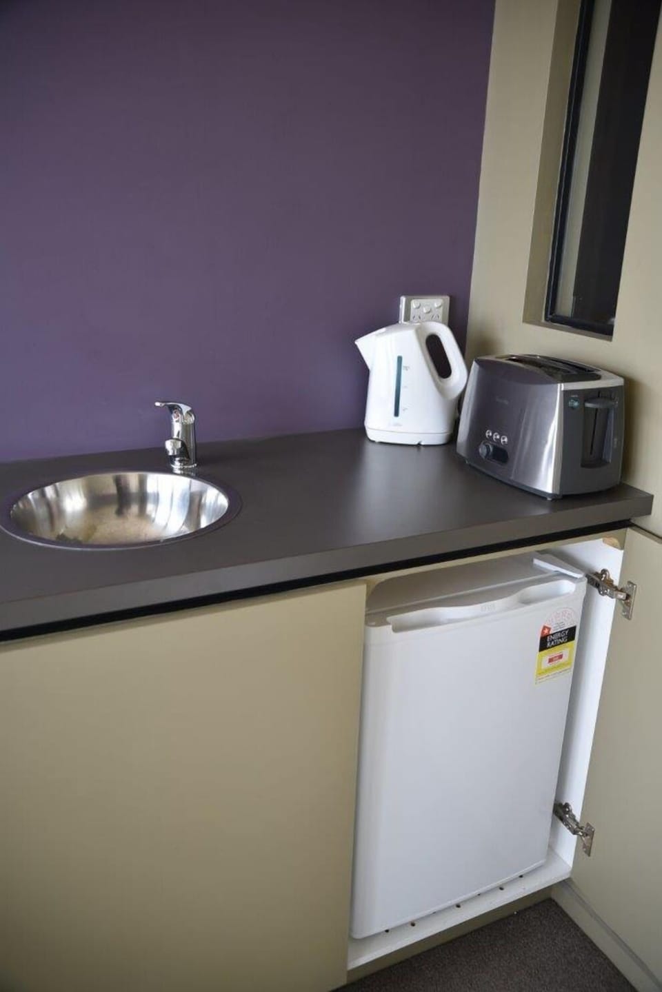 Studio Apartment  | Private kitchenette | Fridge, microwave, coffee/tea maker, electric kettle