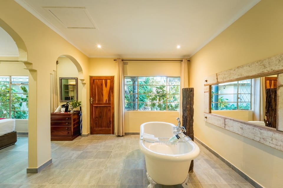 Honeymoon Suite | Hypo-allergenic bedding, in-room safe, free cribs/infant beds, free WiFi