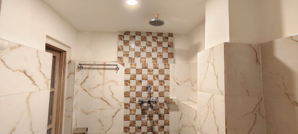 Deluxe Double or Twin Room, 2 Bedrooms | Bathroom | Shower, free toiletries, towels, soap