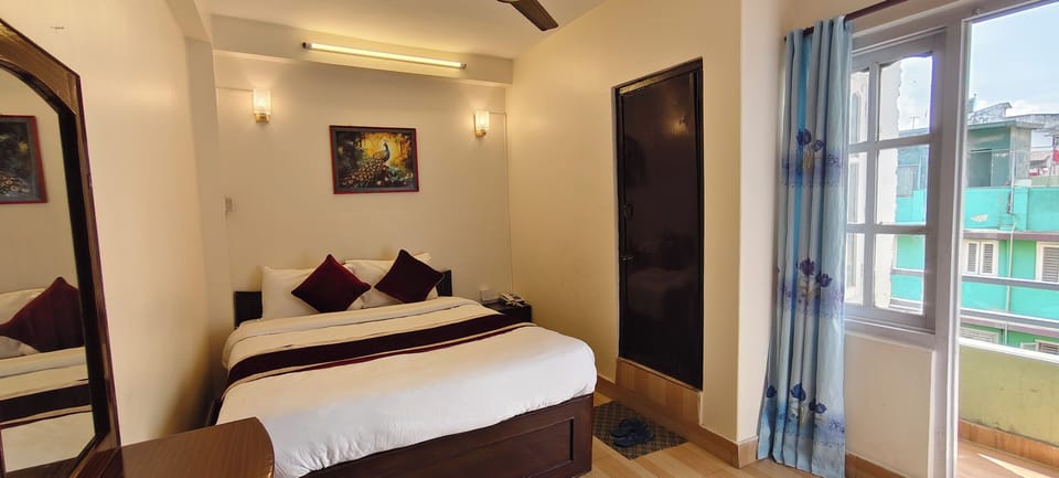 Deluxe Double or Twin Room, 2 Bedrooms | Bathroom | Shower, free toiletries, towels, soap