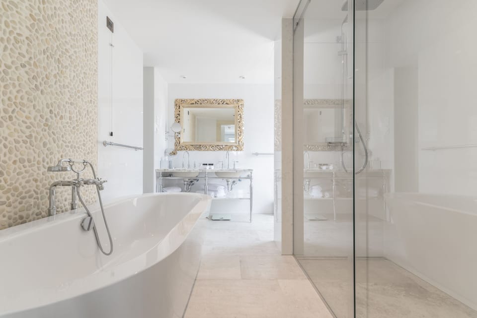 Riva Marina Terrace Suite Sea View | Bathroom | Free toiletries, hair dryer, bathrobes, slippers