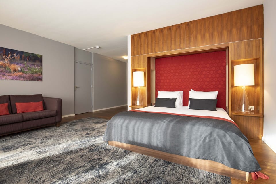 Suite | In-room safe, desk, soundproofing, free WiFi