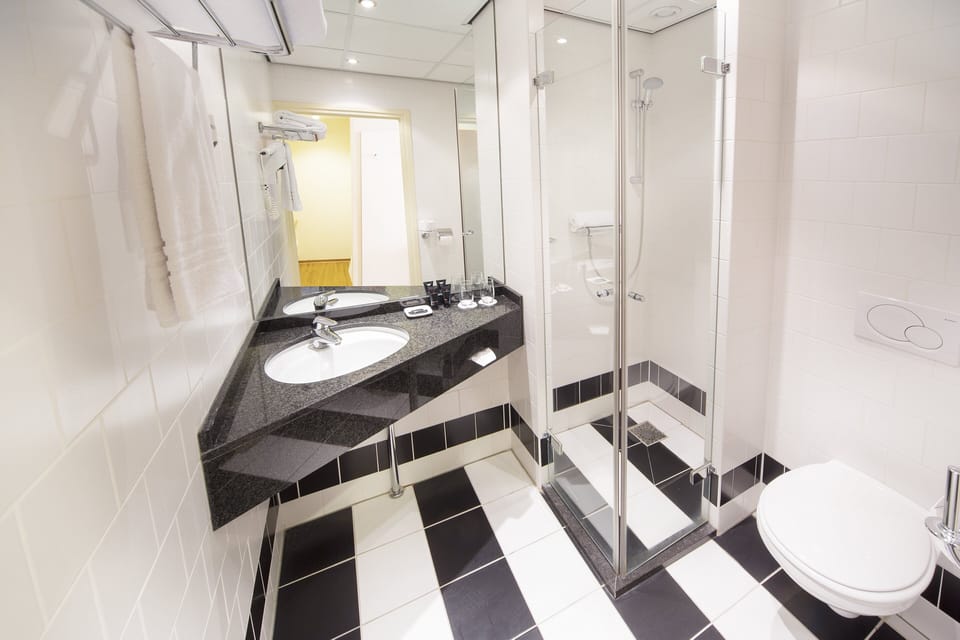 Comfort Double Room | In-room safe, desk, soundproofing, free WiFi