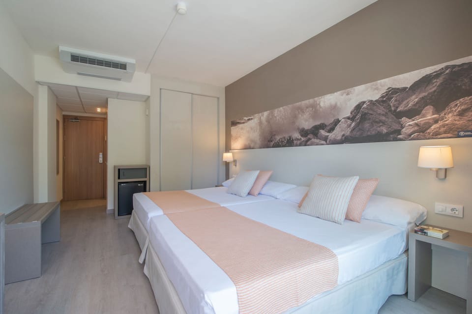 Minibar, WiFi (free), bed sheets
